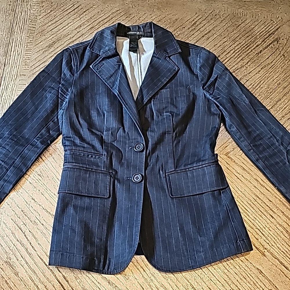 Pin Stripe blazer jacket size 2 Kenneth Cole
